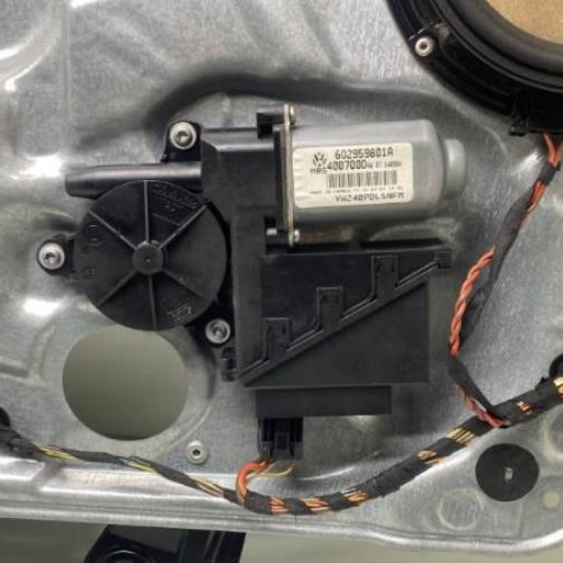 Leve vitre electrique avant droit VOLKSWAGEN POLO 4 Photo n°4