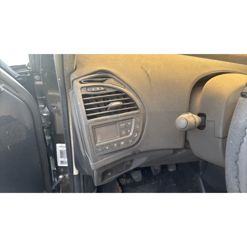 Anti brouillard arriere gauche CITROEN C4 PICASSO 1 Photo n°19
