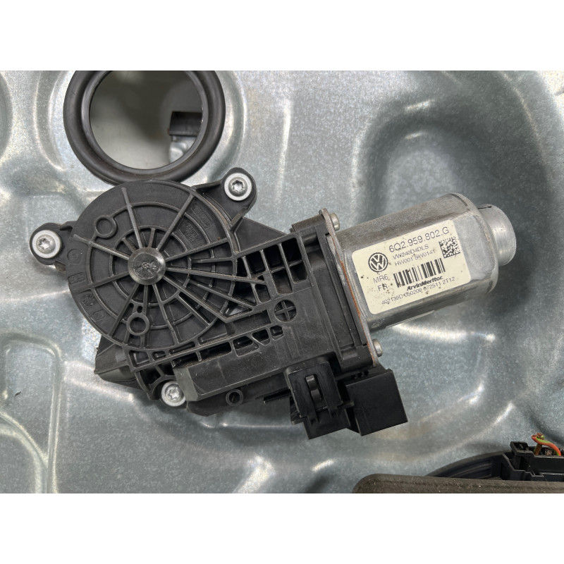 Leve vitre electrique avant gauche VOLKSWAGEN POLO 4 Photo n°2