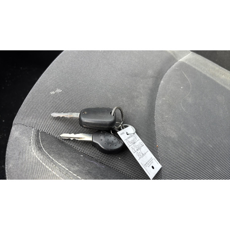 Attache ceinture arriere gauche PEUGEOT 206 Photo n°4